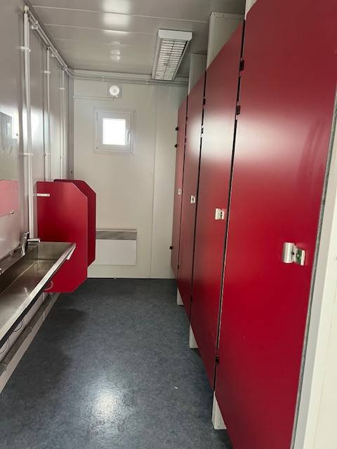 Location de bungalow sanitaire 2,40 x 6 m – Pack Éco Sanitaire